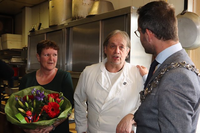 GemLopik's tweet photo. Vandaag (21 maart) reikte burgemeester Laurens de Graaf de erespeld van de gemeente Lopik uit aan bakker Arie Schep van Bakkerij De Keizerskroon.
#Warmebakkermetgoudenhartopdejuisteplaats. #Gefeliciteerd! #GR2018 |
https://t.co/xw6ivTyffx https://t.co/UI0Ct6RcSf