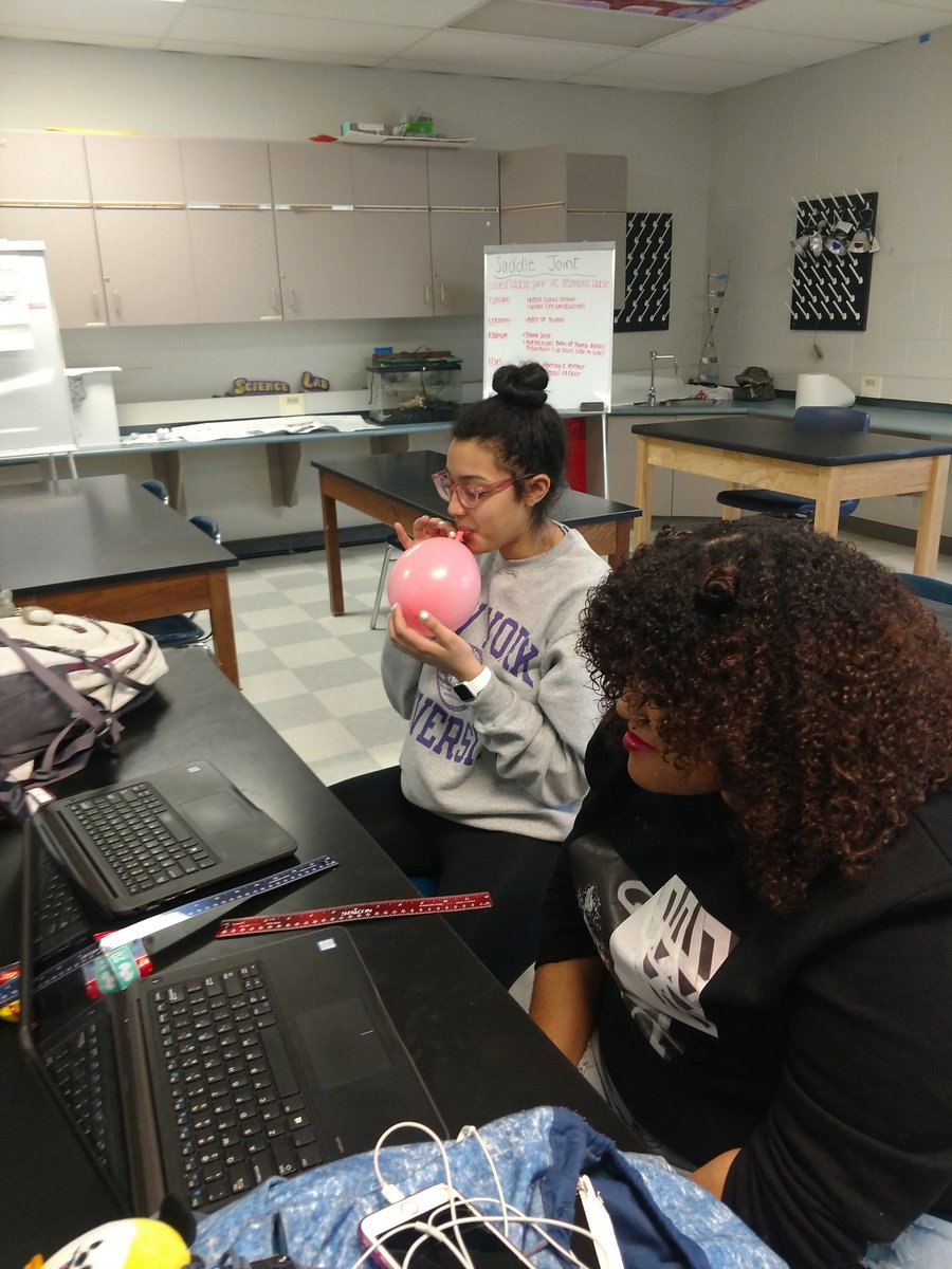jshfoster22's tweet photo. #ibbio 12s doing a lung capacity lab #Practical6. Then using the balloons to review processes from genentics! #lightheaded #FosterIB https://t.co/bfVAVwH00f