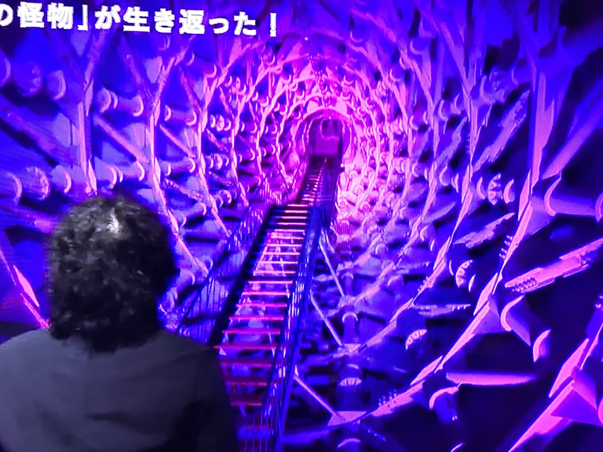 太陽の塔 腕の中には階段が入っている その構造がまるでsf映画のような未来感 Togetter