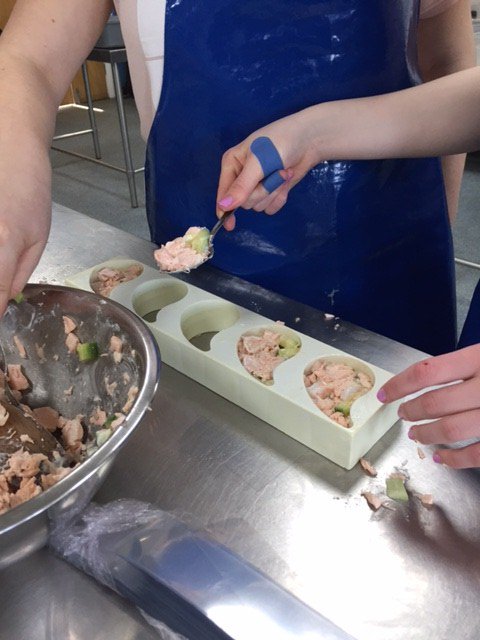 friaryschool's tweet image. Students flat our prepping for Simon Smith Restaurant Evening... Masterchef experience for every Year 10/11 student involved... Salmon stater preparation...