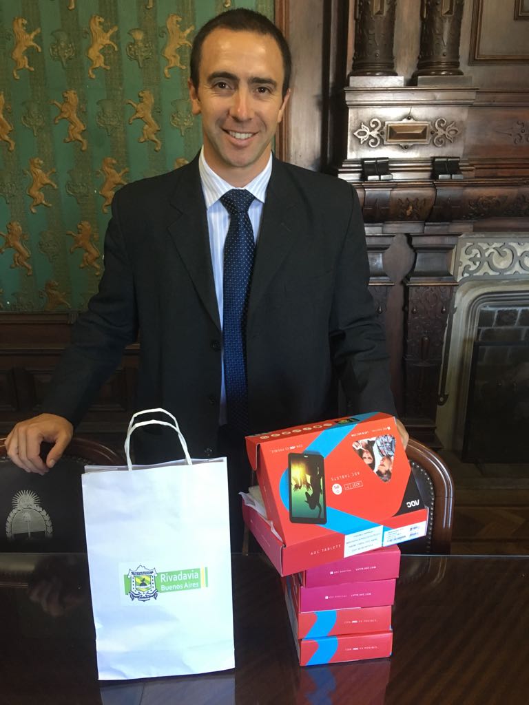 FGSallaberTO's tweet photo. La Dirección de 3* Edad y Discapacidad de @Munirivadavia1 recibió 5 tablets c la aplicación Inclusiva #ottaaproject de comunicación aumentativa-alternativa, q beneficiará a muchas personas del distrito. Gracias @andiscapacidad y @Taiwan_Argentin por la oportunidad. https://t.co/F9znlEXsLI