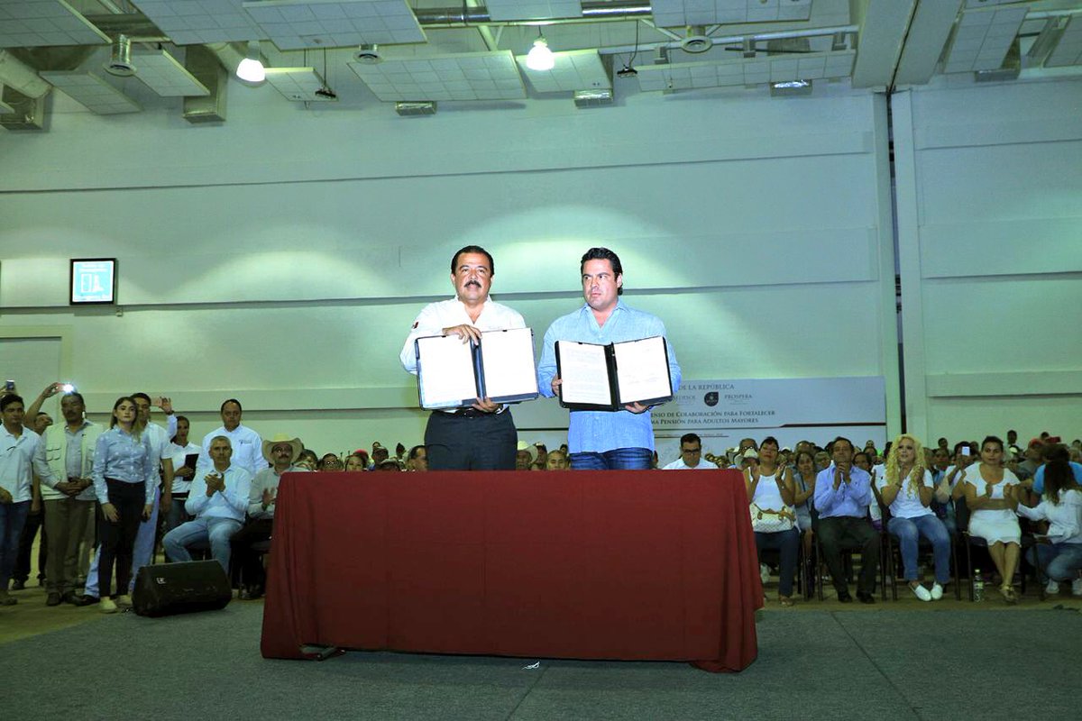 EvielPM's tweet photo. En Puerto Vallarta, #Jalisco con el Gobernador @AristotelesSD firmamos un Convenio con el Registro Civil, para que el Programa de Pensión para Adultos Mayores sea más eficiente y ágil, con el objetivo de llegar a más personas de la tercera edad en un menor tiempo.
#SedesolContigo https://t.co/WUHeUHTFwm