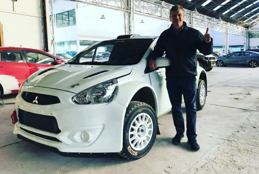 RallyMobilChile's tweet photo. Se pasó!!
Miren la joyita que llegó para la temporada 2018 del #RallyMobil 👏🏁🇨🇱🌫️
Felicitaciones a @rallyROSSELOT!!
#mobil1 #copec https://t.co/WpVEcI6hap