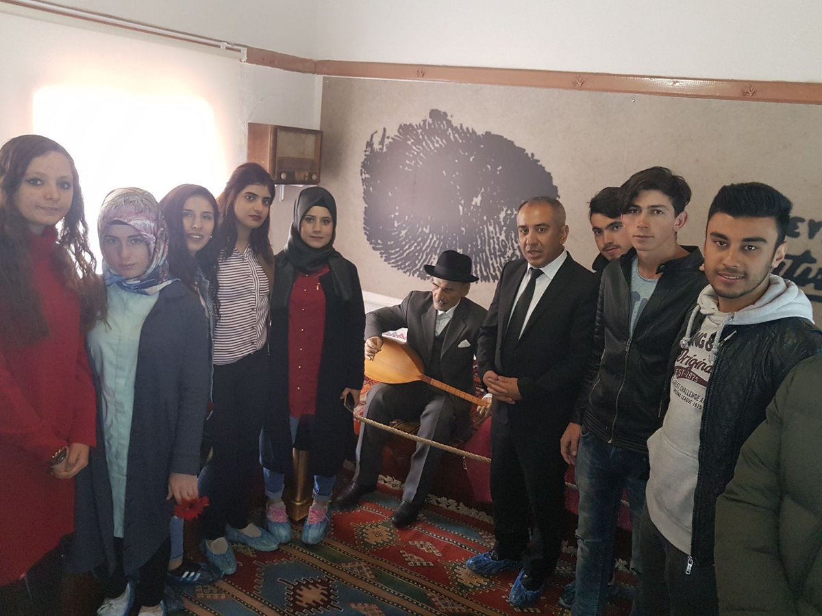 SivasKYGM's tweet photo. Ben giderim adım kalır 
Dostlar beni hatırlasın;
Demişti Halk Ozanı Âşık Veysel...
Şarkışla yurdu öğrencilerimizde unutmadıklarını göstererek Âşık Veysel' in kabrini ziyaret edip dua ederek yaad ettiler. https://t.co/Z2BohVGPMh