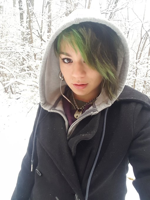 Someone, come fuck me and leave me in the snow asap https://t.co/sfzu2IV8VQ