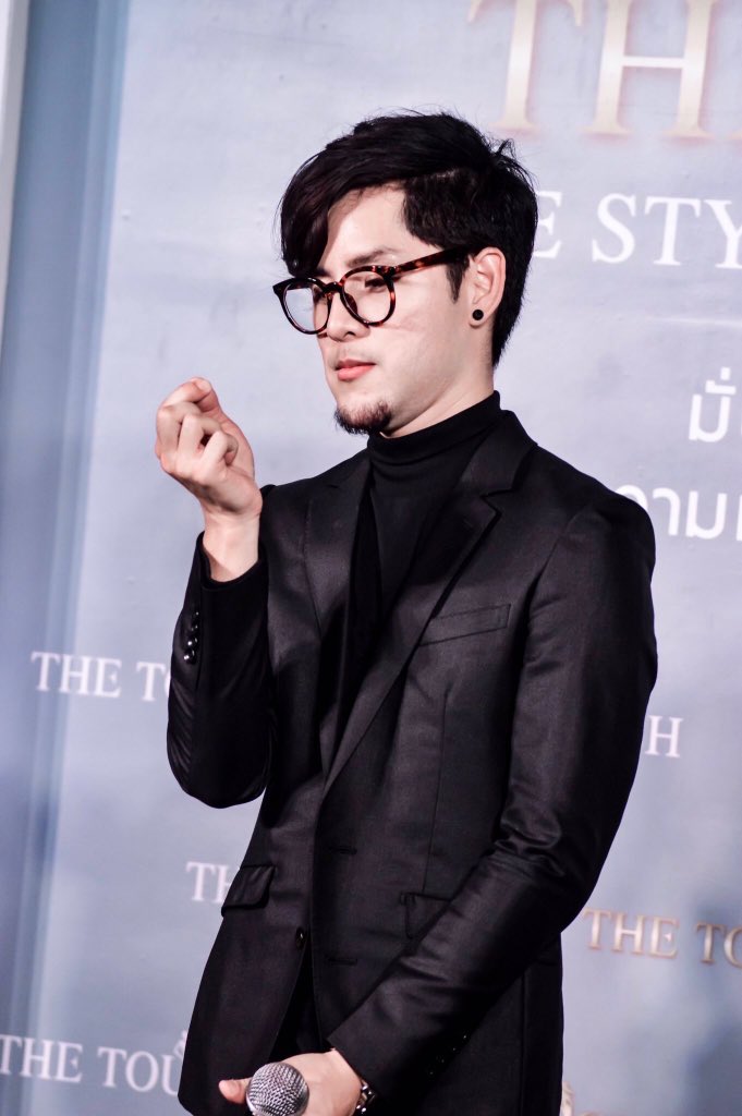 bunnybebunny's tweet image. เห็นท่า #microheart ใน #นอนบ้านเพื่อน วันนี้แล้วนึกถึงท่าบี้มดในตำนานของพี่เค้า😂 #TomIsara