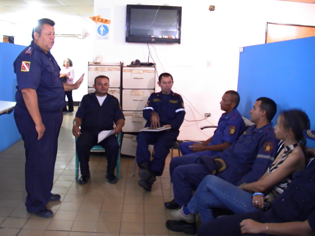 bomberosbns's tweet photo. Dpto. Tec. de Seguridad de @bomberosbns hace un llamado a los dueños de locales y empresarios al cumplimiento de la normativa de seguridad contraincendio establecida en los marcos jurídicos respectivos. https://t.co/MTKfeLXMIU
