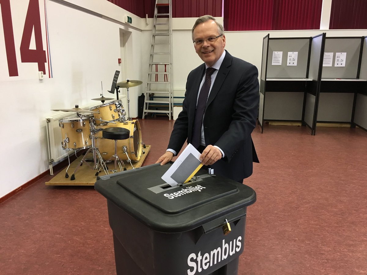 Zelf ook even stemmen voor het #referendum. Samen met burgemeester <a href="/janluteijn/">Jan Luteijn</a> die de stembureauleden ook even een tussendoortje komt brengen. <a href="/RTV_Rijnmond/">Rijnmond</a> @GemCromstrijen