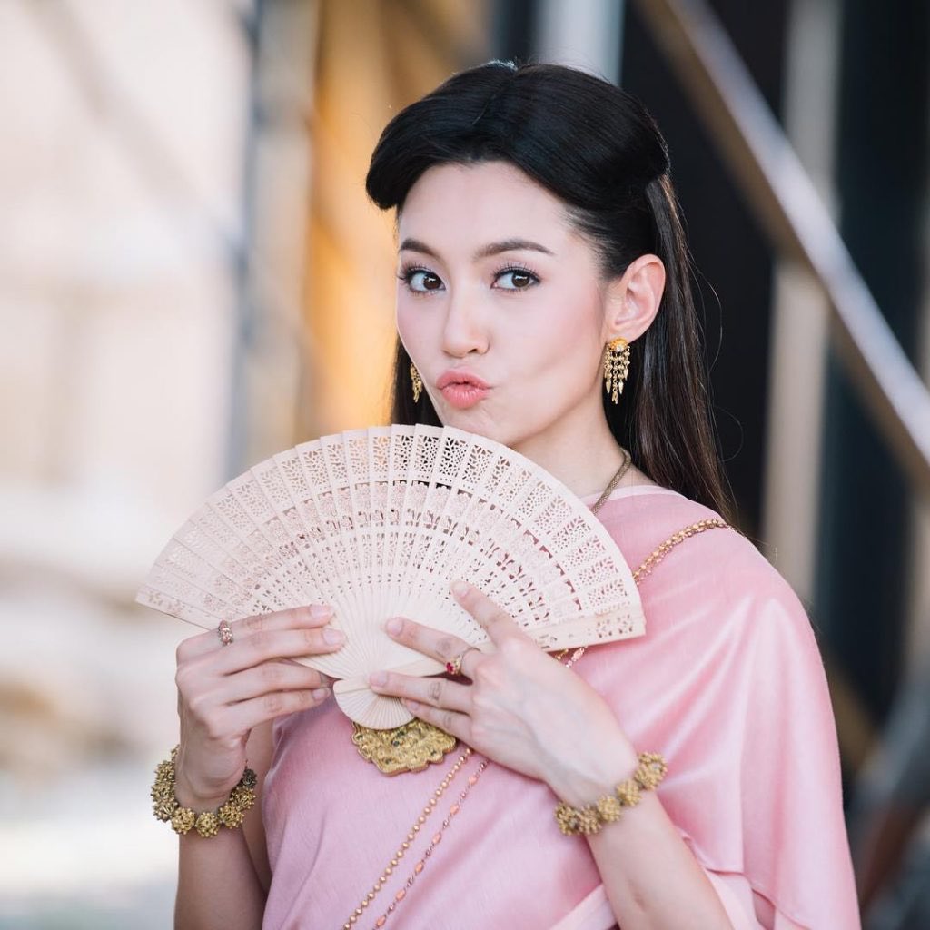 same_store's tweet image. สัปดาห์นี้ ขอ #แจกฟรี ลิปสติกโทนสีชมพูใสใสแบบแม่หญิง #การะเกด สี Sweet Beige 1 แท่งจ้า อยากสวยใสแบบแม่หญิง แค่!

✔️ รีทวิตโพสนี้
✔️ Follow @same_store 
ประกาศวันที่ 27 มี.ค.จ้า

#บุพเพสันนิวาส #บุพเพสันนิวาศ 
#ไว้รีวิวห้ามขายของโว้ยย #HowtoPerfect