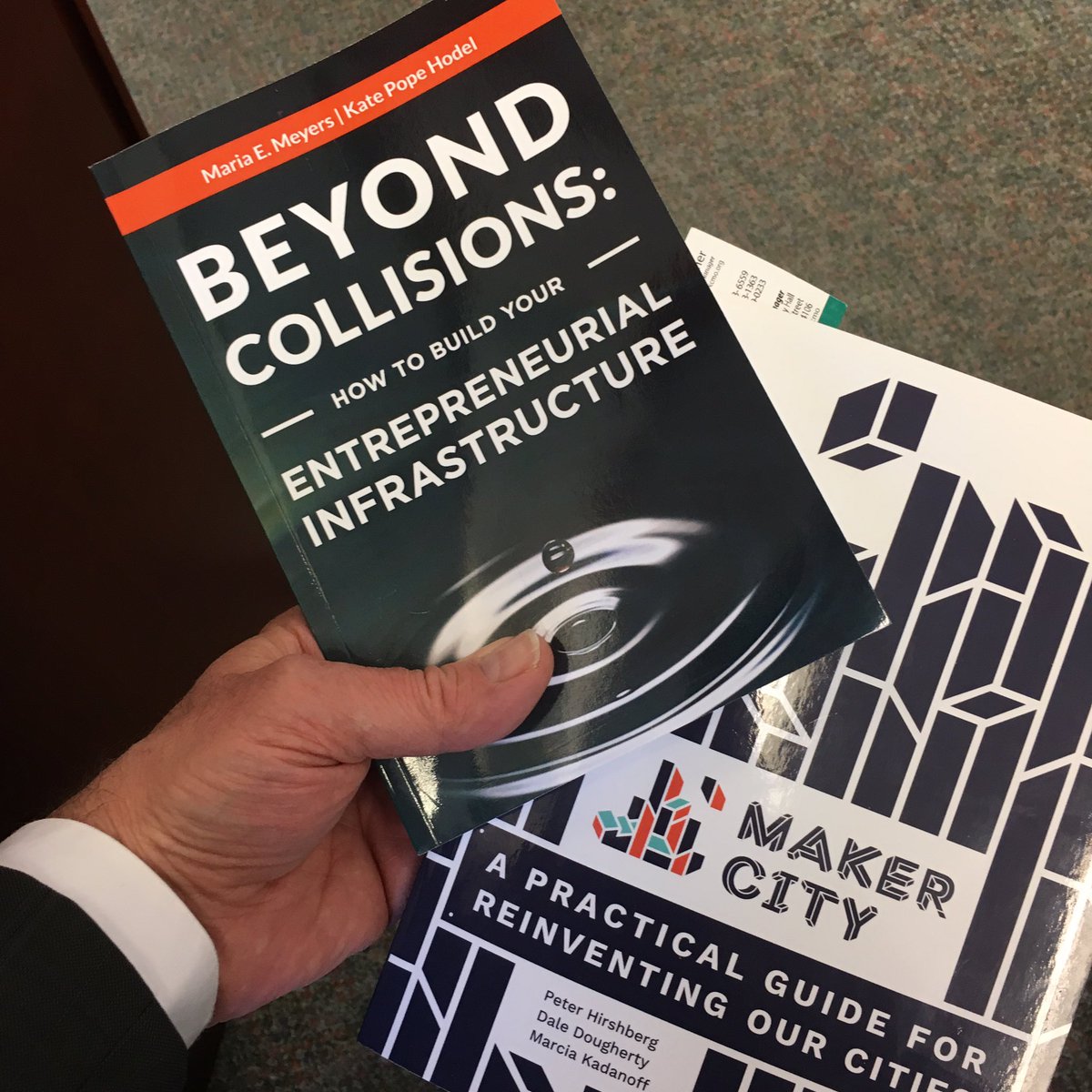 RuKCMO's tweet image. What I&apos;m reading now #startupkc #bookclub #makercity #localgov