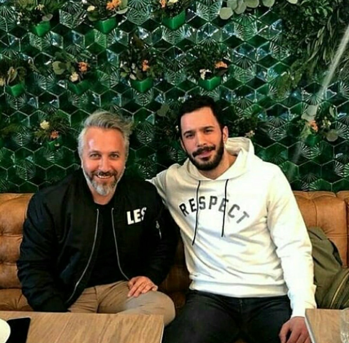 barisarducfanr1's tweet photo. Barış Arduç'un imzasını taşıdığı New Balance'ın yeni koleksiyon lansmanindan Barış Arduç ve Onur Baştürk 👊✌

#BarisArduc #BarisArducXNewBalance https://t.co/ulFRPRknp2