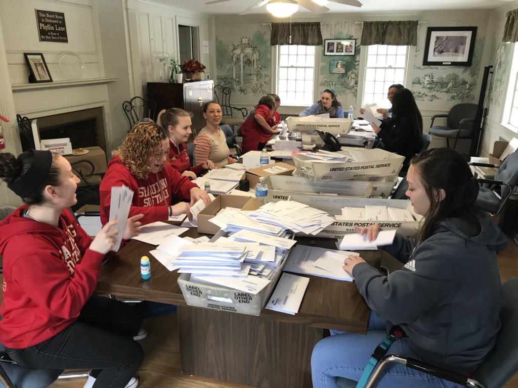 RaiderNationSHS's tweet photo. Good job at the Homemakers and Colonial Hill volunteers! https://t.co/ipZ0MPCSxJ