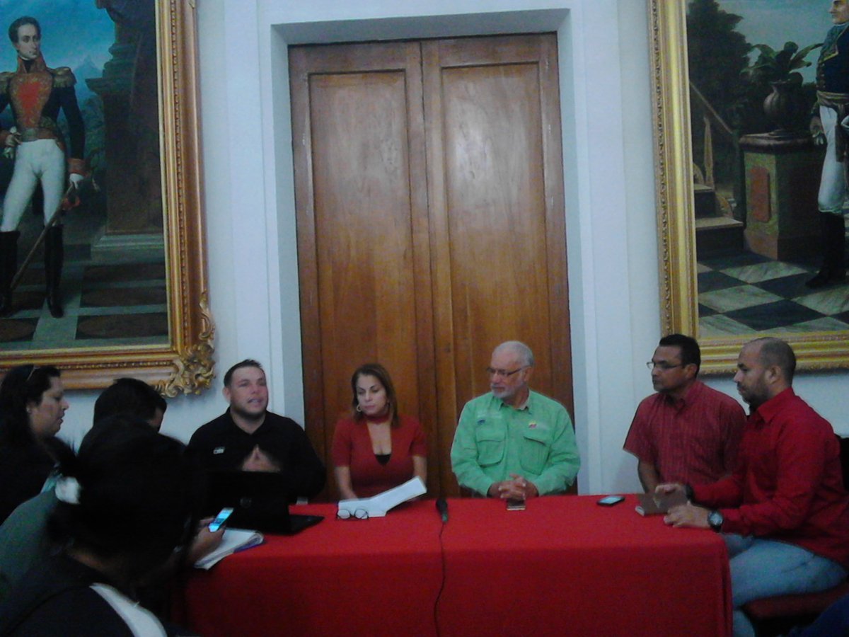 SecAmbienteGBZ's tweet photo. Como parte de la puesta en marcha del plan minero en el estado Zulia, en este momento el equipo minero del Estado, se encuentra presentando las propuestas al Viceministro de Desarrollo Minero Ecológico, Nelson Hernández, así como el cronograma a seguir en este Plan. https://t.co/bP5YWjfixk