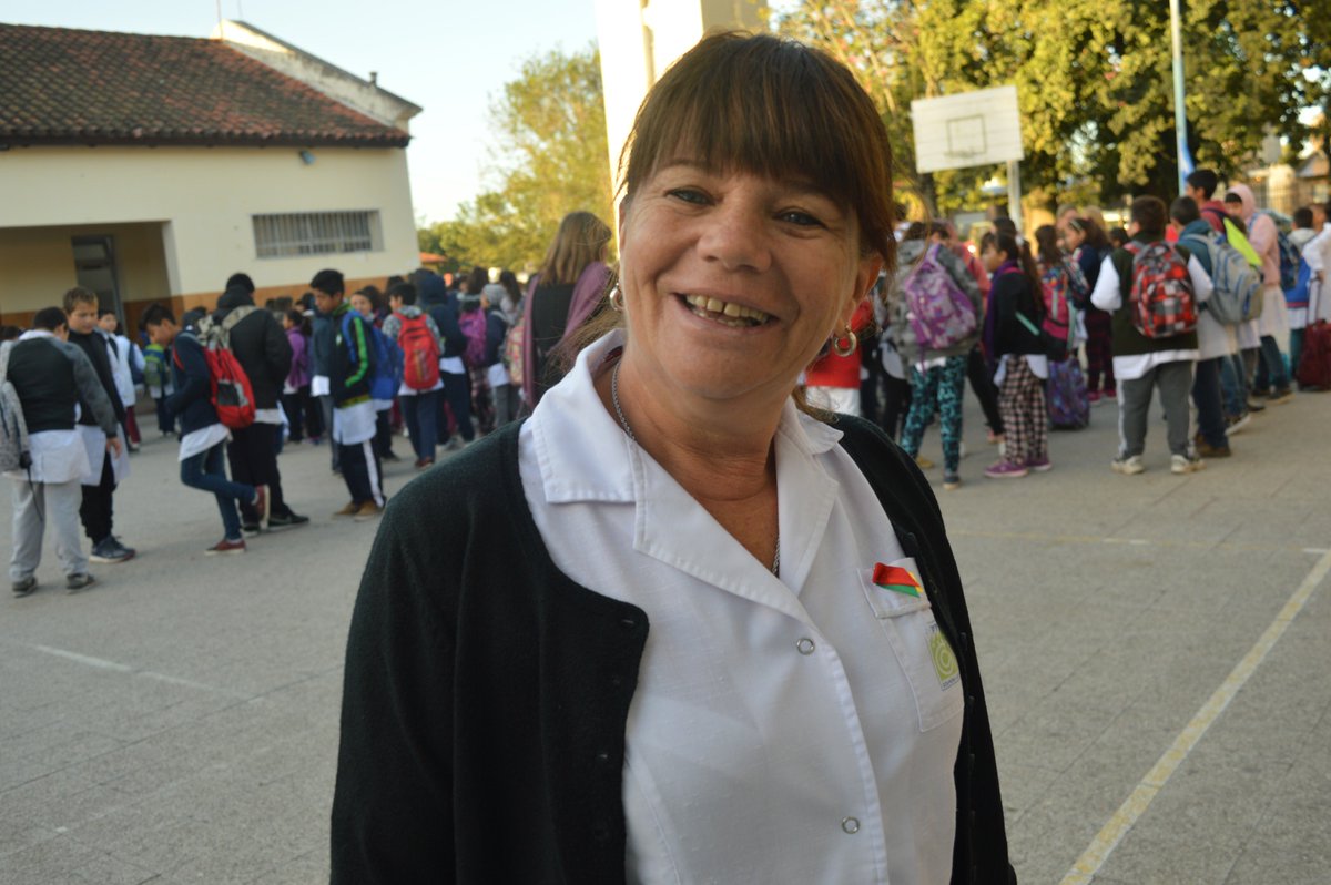 PrensaAlvear's tweet photo. HABLEMOS SOBRE SÍNDROME DE DOWN. Cada 21 de marzo se celebra este día a nivel mundial para generar conciencia e inclusión. La Dorctora Dora Prada visitó la escuela N° 6038, turno mañana, para entregar un distintivo y folleto explicativo. Ampliamos en https://t.co/uuEQ2oIAvV https://t.co/KoowqgAxMU