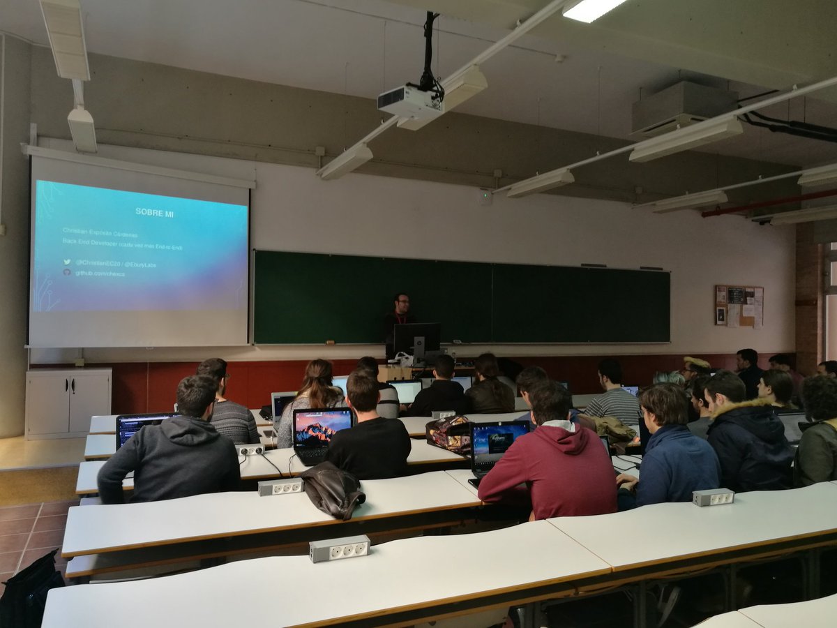 HackersWeek's tweet photo. Y tenemos otro taller ahora mismo. Python en diferentes entornos, de Christian Expósito #HackersWeek2018 https://t.co/TCPxK2cBR0