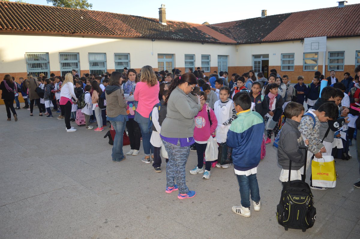 PrensaAlvear's tweet photo. HABLEMOS SOBRE SÍNDROME DE DOWN. Cada 21 de marzo se celebra este día a nivel mundial para generar conciencia e inclusión. La Dorctora Dora Prada visitó la escuela N° 6038, turno mañana, para entregar un distintivo y folleto explicativo. Ampliamos en https://t.co/uuEQ2oIAvV https://t.co/KoowqgAxMU