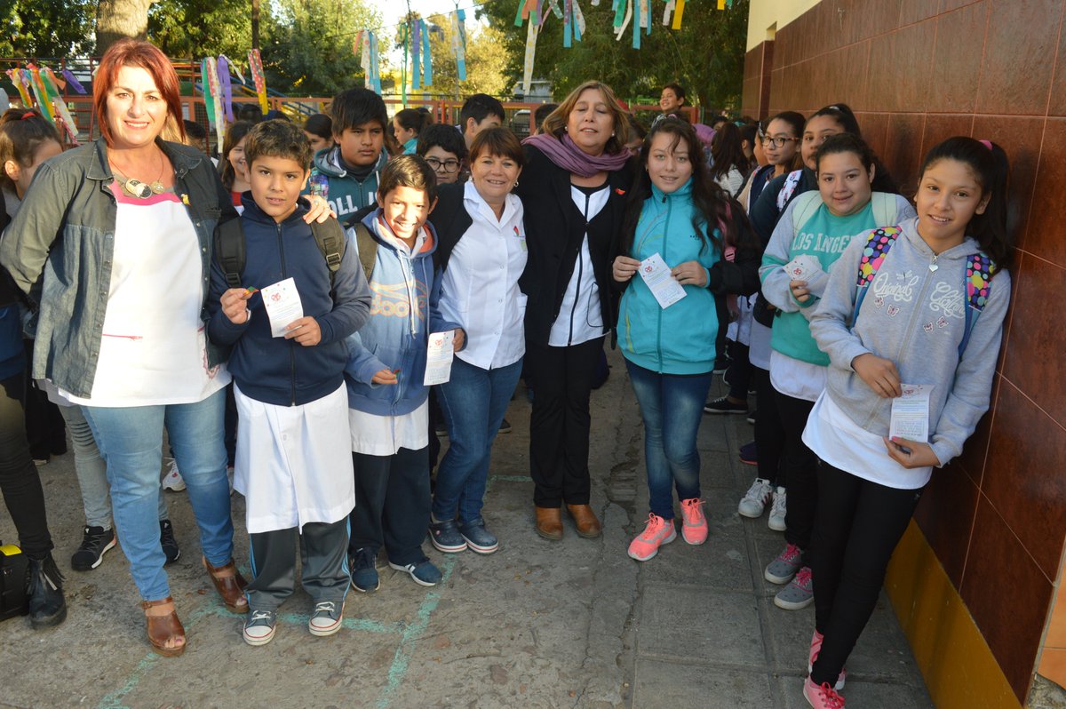 PrensaAlvear's tweet photo. HABLEMOS SOBRE SÍNDROME DE DOWN. Cada 21 de marzo se celebra este día a nivel mundial para generar conciencia e inclusión. La Dorctora Dora Prada visitó la escuela N° 6038, turno mañana, para entregar un distintivo y folleto explicativo. Ampliamos en https://t.co/uuEQ2oIAvV https://t.co/KoowqgAxMU