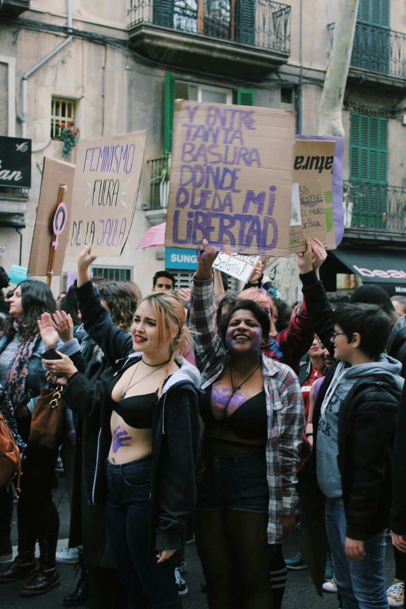 DonesIB3's tweet photo. El relat oficial no en parla dels perquès: el 27,4% dels joves d'entre 15 i 29 anys creu que la violència masclista és "una conducta normal" en el si d'una parella.
Fotos de @CataJaume. Avui a les 18.00, a #DonesIB3. https://t.co/Zczq7yMNOO