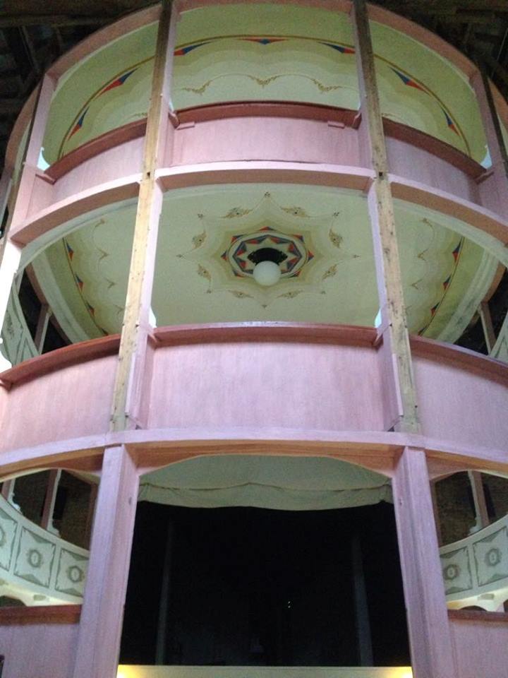 PLCartoceto's tweet photo. Domenica accolto un gruppo di turisti romani, guidati dallo storico dell'#arte Valerio Vernesi, per una visita al meraviglioso #Teatro del #Trionfo di #Cartoceto. Per vivere la stessa emozione, contattaci e prenota un tour guidato!
Tutte le #info sul nostro sito! https://t.co/lzHFUQGQgo