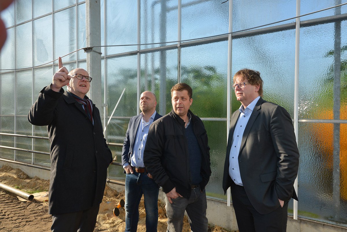 Afgelopen maandag opende Nature's Green Group de nieuwe kas van 4,6 hectare. Bijzonder: de grond wordt gepacht van de provincie. facebook.com/BestofFour/pos…