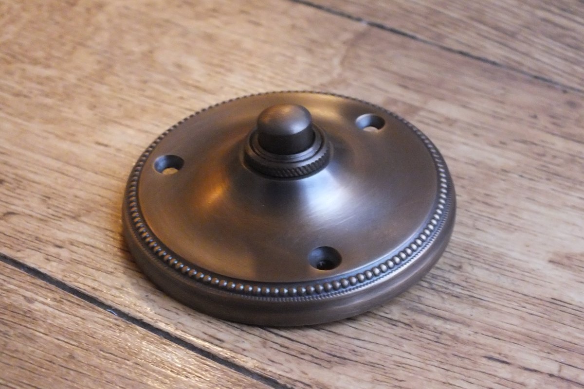 BritIronmongery's tweet photo. A stunning #Victorian #Doorbell from @BritIronmongery
This traditionally cast #bellpush is #Britishmade &amp; finished by hand. It’s shown here in the #antiquebrass finish – these are actually available in many different finishes to suit any kind of #décor. 
https://t.co/YGPYJDX9o3 https://t.co/VAvJfso0Vm