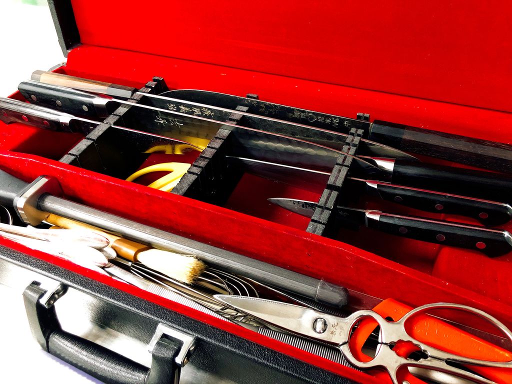 RBCHOSPITALITY's tweet image. Snow days are perfect for catching up on things. @cspenzr will be sharpening his knives and his big AF @pallaressolsona cleaver! #favoritetools #cheflife