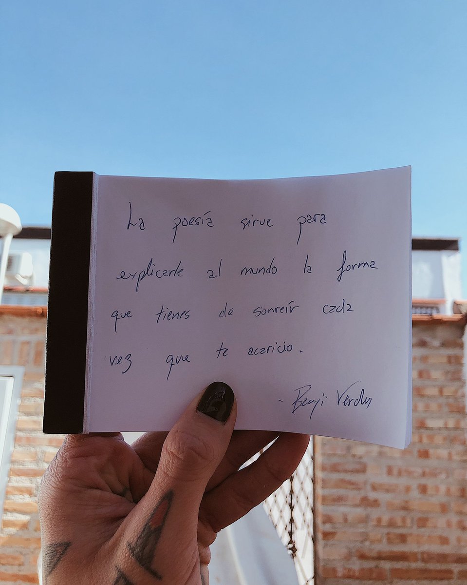 BenjiVerdes's tweet photo. Feliz día mundial de tu sonrisa, que es la manera que tengo yo de explicar la poesía. https://t.co/5WtlbGxsgh