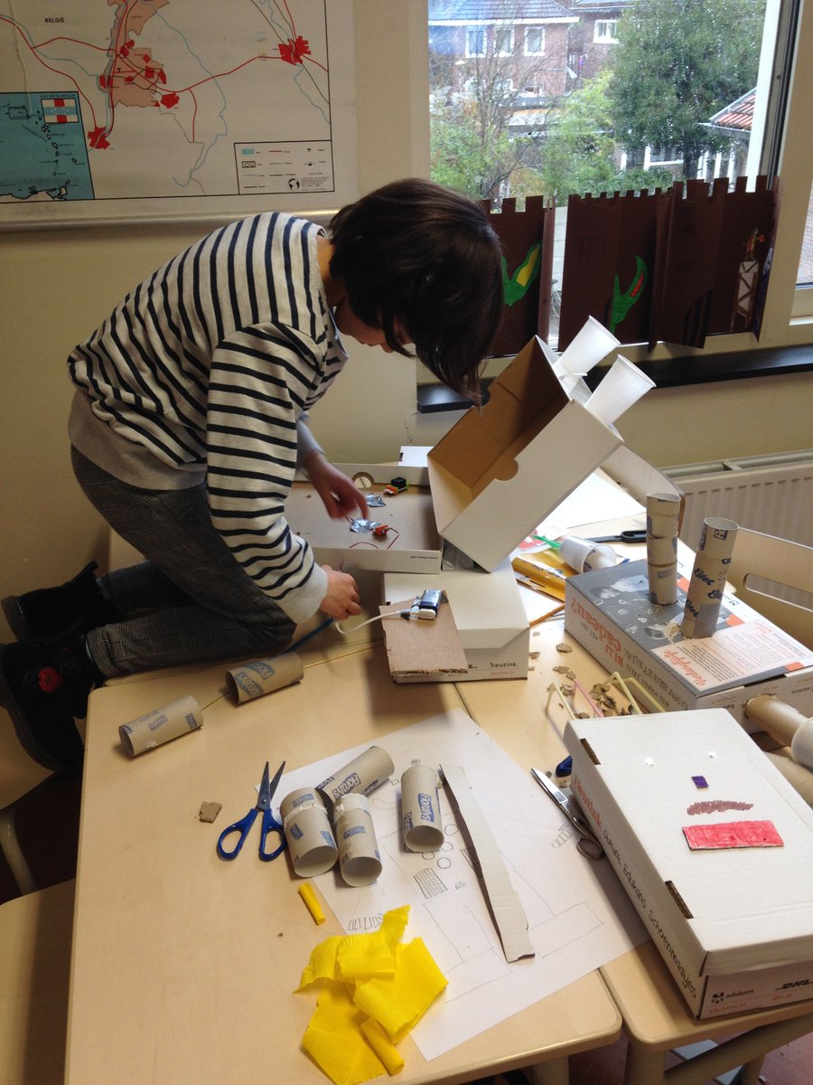 Dubbel  feest bij BS de Hasselbraam deze weken. Groep 5 maakte kennis met onze  ‘Handige Robotmaatjes’. En groep 6 is bevorderd tot Interactieve  Beeldenmaker. #makered #steam 
 Lees er meer over: techniekbieb.nl/techniekbieb-b……/