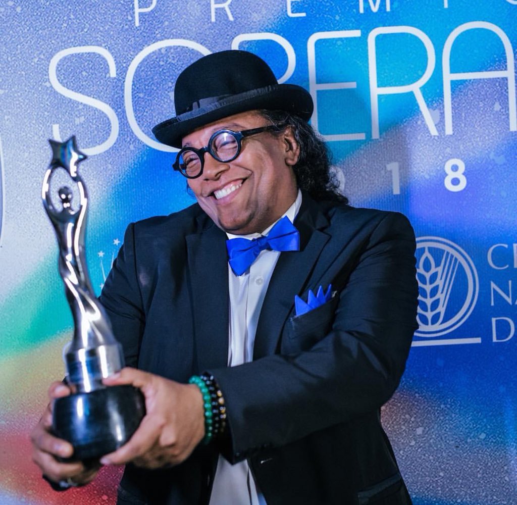 BUFEOCOM's tweet photo. “El Gran Soberano” fue otorgado al Negrito de Villa, nuestro @sergiovargas3 ¡Bravo!👏 #PremiosSoberano2018 #Bufeocom https://t.co/ZsbZdPKTNU