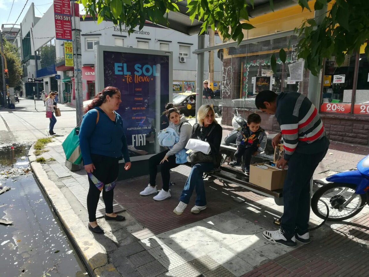 LBonifatti's tweet image. Sembrando @JuanReyMDP en paradas de colectivos ! #librosperdidosmdp @CasadeVeinte