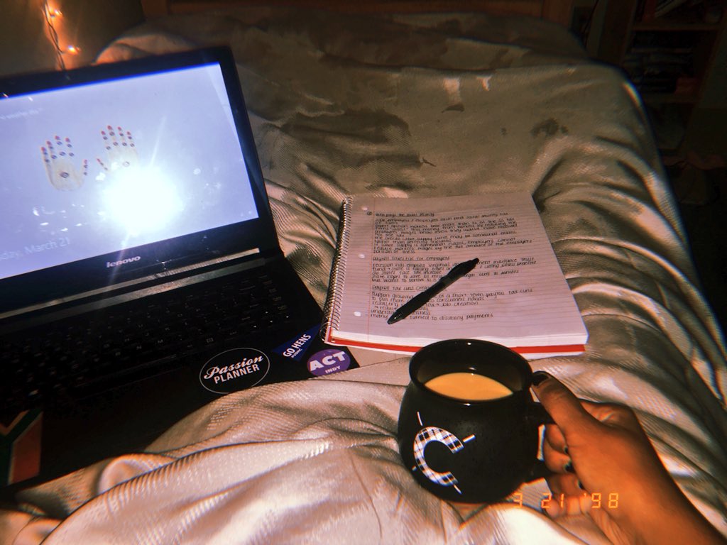 BlueHenCara's tweet photo. snow day vibes🤩 using this well needed snow day to study for my exam tomorrow 📚📝 https://t.co/RK4fG8nTxM