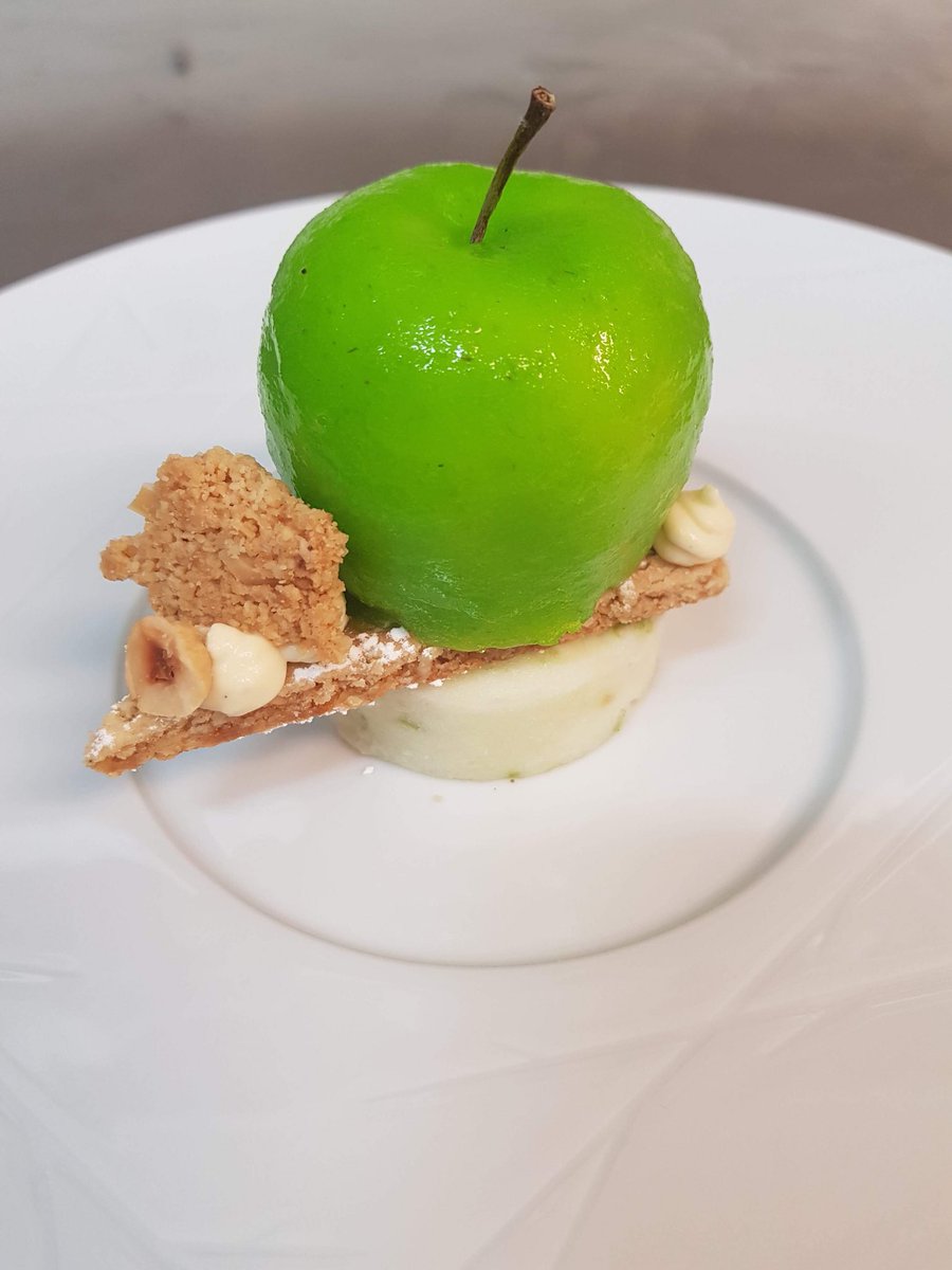c_corris's tweet photo. Apple crumble, apple sorbet, custard gel https://t.co/72rqnI1aS4