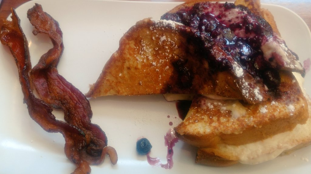 DevBrian's tweet image. Stuffed French toast at #RubySlipper 😀 #Yummy #DowntownPensacola #LetsEat