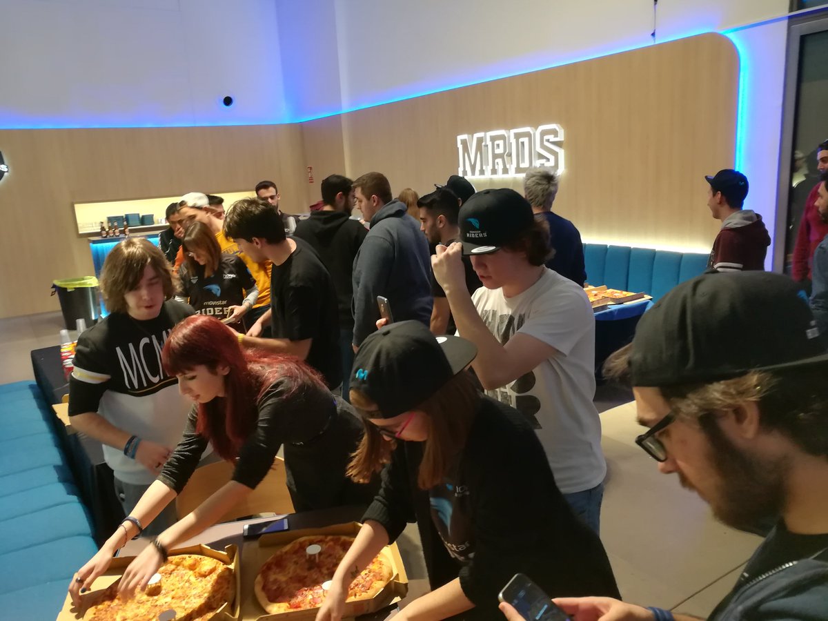 DominosGaming's tweet photo. 🍕🍕No nos quisimos perder la viewing party de @Movistar_Riders ¡Pizzas de @DominosPizza_ES para hacer el mejor #Pause4Pizza! 🍕🍕 https://t.co/QNCLRorVNw