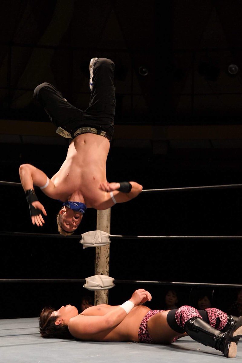 V4VOLTAGE's tweet photo. Mad height on my split legged moonsault. #v4voltage #VKF #プロレスリングVKF #wwe #njpw #prowrestling #Japan #Osaka #splitleggedmoonsault #VOLTAGE #ogawaphotography #moonsault #Backflip https://t.co/zqhcKQIHtx