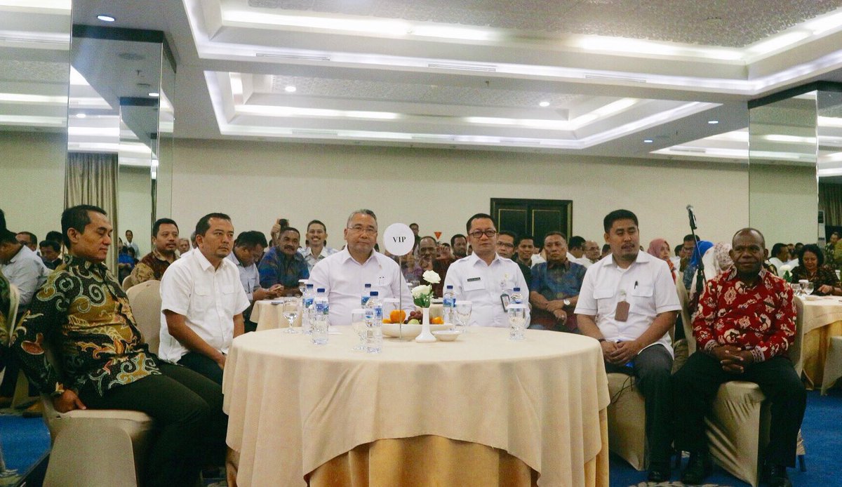 taufikmadjid71's tweet photo. Pesan Pak Mentri @EkoSandjojo kpd para #PendampingDesa disetiap level agar memperkuat "Line Of Command". Mulai tingkat Pusat, Prov, Kab/Kota, Kec, hingga ke Desa. Kita hrs Solid dlm mengawal Desa. Segala Kebijakan agar mampu dijalankan dgn baik di setiap Desa.  Jkt, 21-03-2018 https://t.co/s0CiWamscX