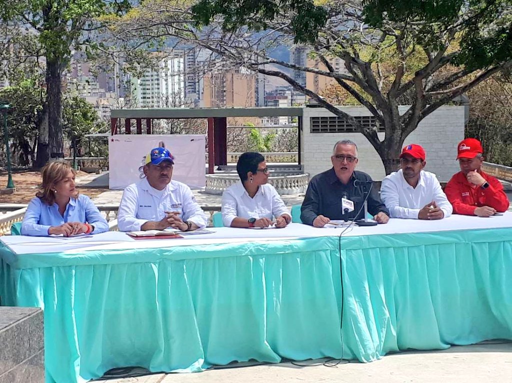 En Revolución el trabajo no se detiene y la #MisiónTransporte se hace presente bajo la tutela del M/G Carlos Osorio en la planificación y puesta en marcha del Plan #SemanaSantaDePaz
___
#SiembraMineraDeFuturo