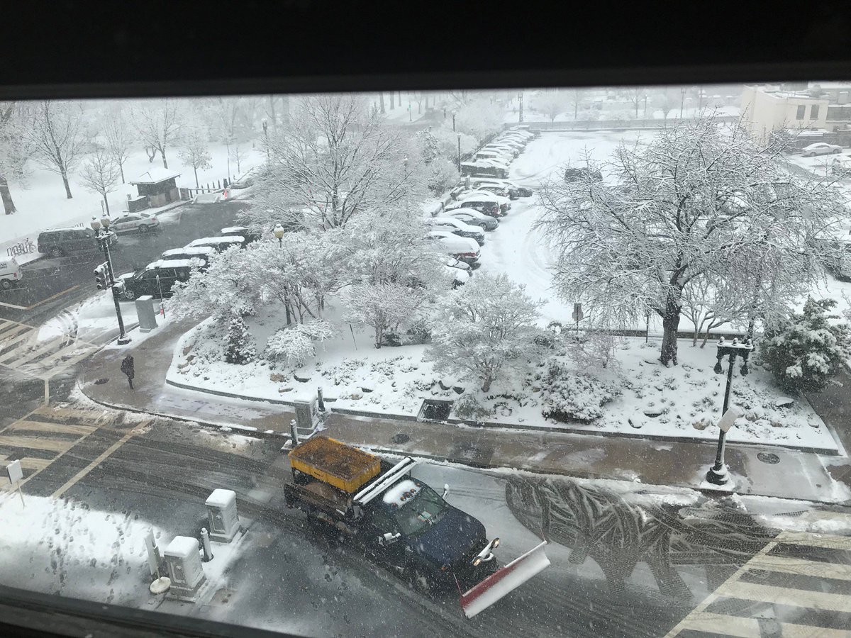 DonniTurner1's tweet photo. It's snowing outside the Dirksen Senate Building! Very pretty. #SenateInSession #firstdayofspring https://t.co/NEw9xXSDrq