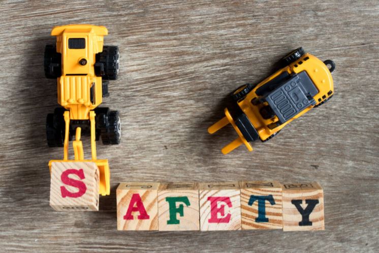 Simon Eye Associates shares some tips on picking out eye-safe toys for your kids. Learn more in this post. bit.ly/2tQePO1