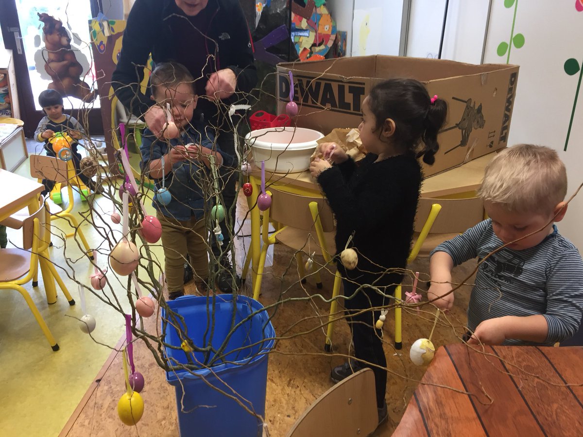 goossensSandy's tweet photo. De peutertjes snuisteren weer in de schooltuin. We zien onze mooie voorjaarsbloemen en vinden een mooie tak om te versieren. Wat leuk!@AnTollenaers @StadBilzen @GO_onderwijs https://t.co/refb16yL6f