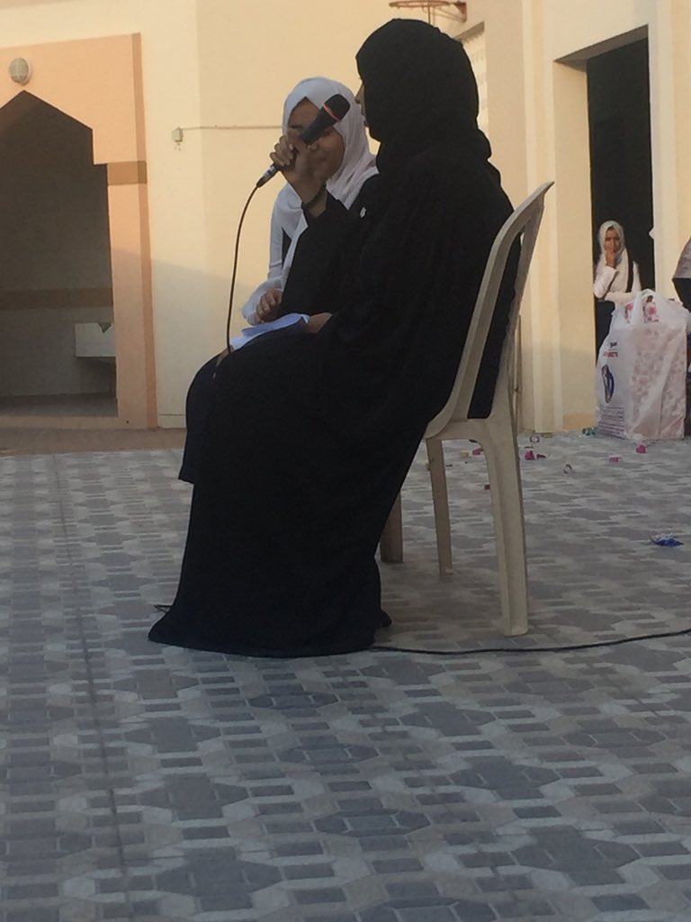 لقاء مع الطالبة المتميزة أمل سيف الحراصي التي حصلت على المركز الأول على مستوى المدرسة بارك الله فيها ..