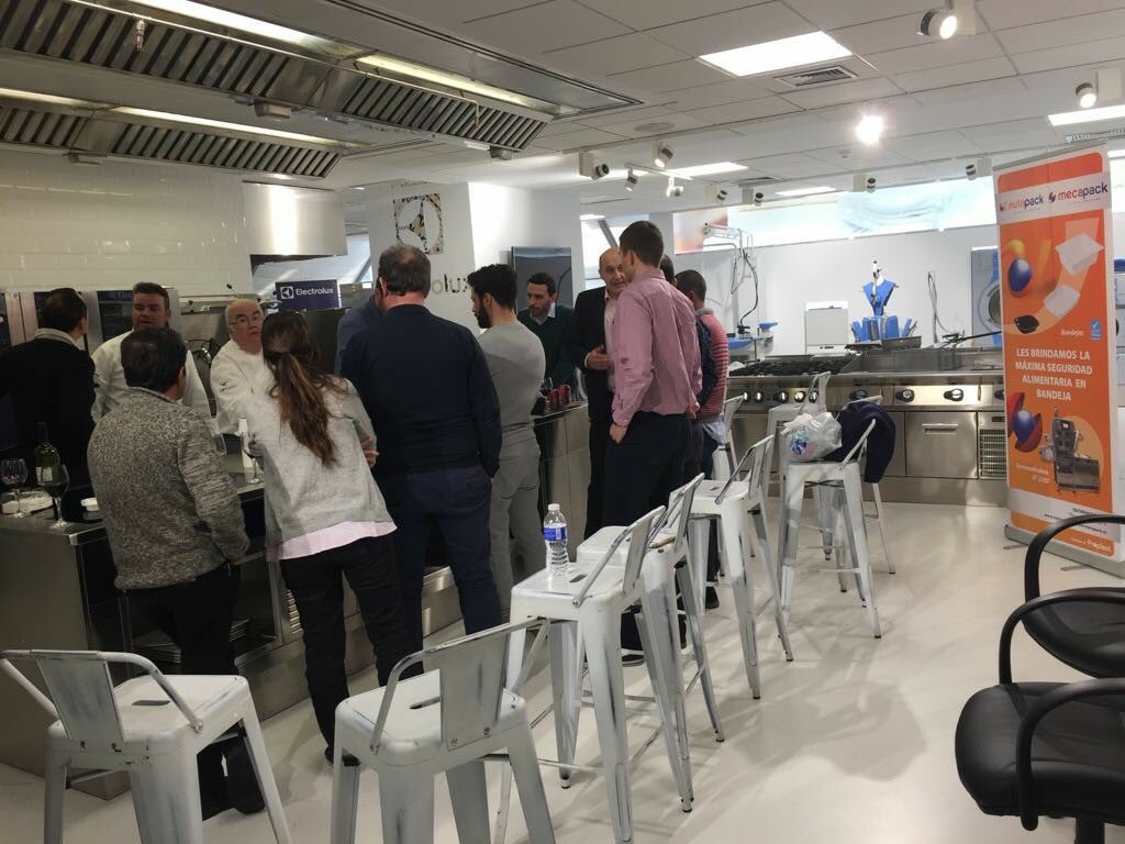 ElectroluxProES's tweet photo. ¡Seminario de Cocción al Vacio y Pasteurización en colaboración con @NUTRIPACK_IB en nuestro #centerofexcellence 👨‍🍳📔 Como siempre un placer!! #electroluxprofessional 💃 https://t.co/BwI55bnd4B