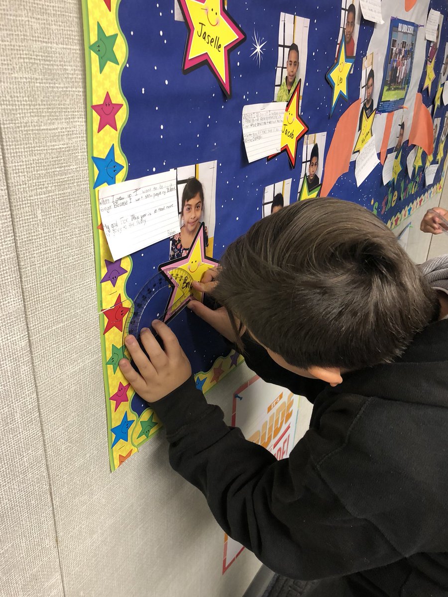 mr_lapiad's tweet image. 4th grade mathematicians having fun measuring angles around the room with a protractor. #RioLindo #Keeplearningfun