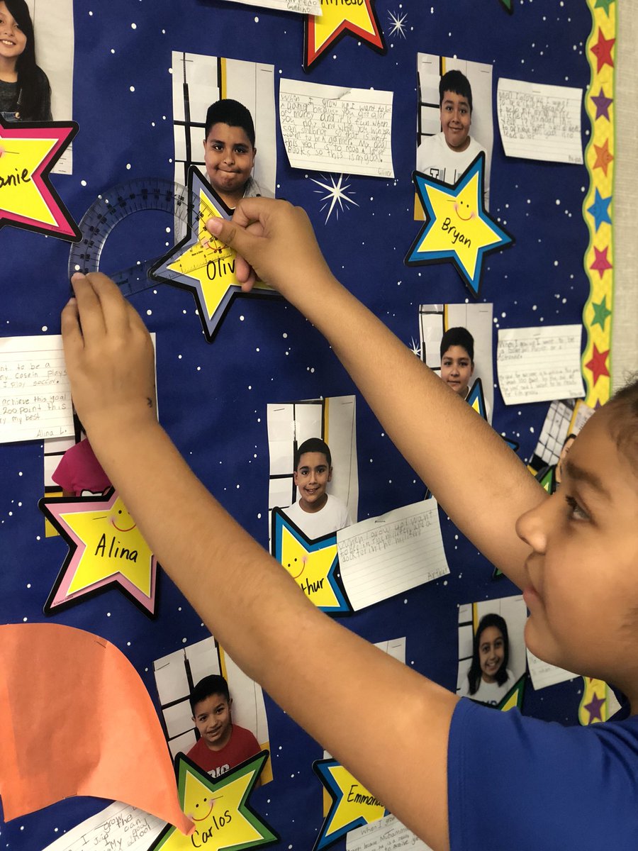 mr_lapiad's tweet image. 4th grade mathematicians having fun measuring angles around the room with a protractor. #RioLindo #Keeplearningfun