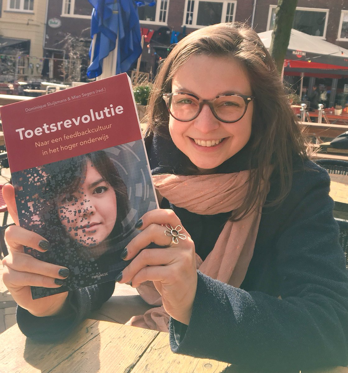 Boeiend publiek bij de sessie over ons boekhoofdstuk in Toetsrevolutie! #peerfeedback #pp06 #praktijkinbeweging <a href="/BrittAdams8/">Britt Adams</a> @T_Schellie <a href="/ResearchUGent/">Ghent University Research</a> <a href="/dommarag/">Dominique Sluijsmans</a> <a href="/MSegers0/">Mien Segers</a>