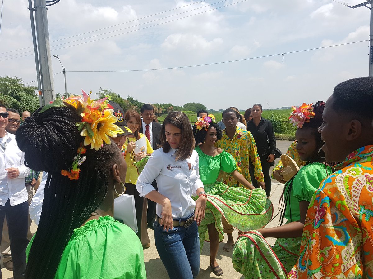 Mineducacion's tweet image. #AEstaHora la Ministra de Educación @YanethGiha hace entrega oficial del colegio Llano Verde en la Ciudad de Cali. #EducaciónParaElProgreso