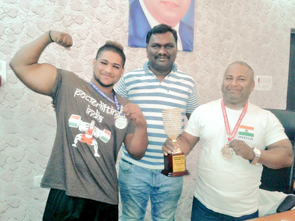 पिता पुत्र को बधाई। पावर लिफ्टर श्री सूरज राम पवार जी और उनके पुत्र श्री जोगिंदर राम जी ने बेंच प्रेस प्रतियोगिता में गोल्ड और सिल्वर मेडल जीता। श्री सूरज राम पवार जी को इस प्रतियोगिता में गोल्ड मेडल के साथ बेस्ट पावर लिफ्टर ऑफ इंडिया के खिताब ने नवाजा गया। #Jharkhand