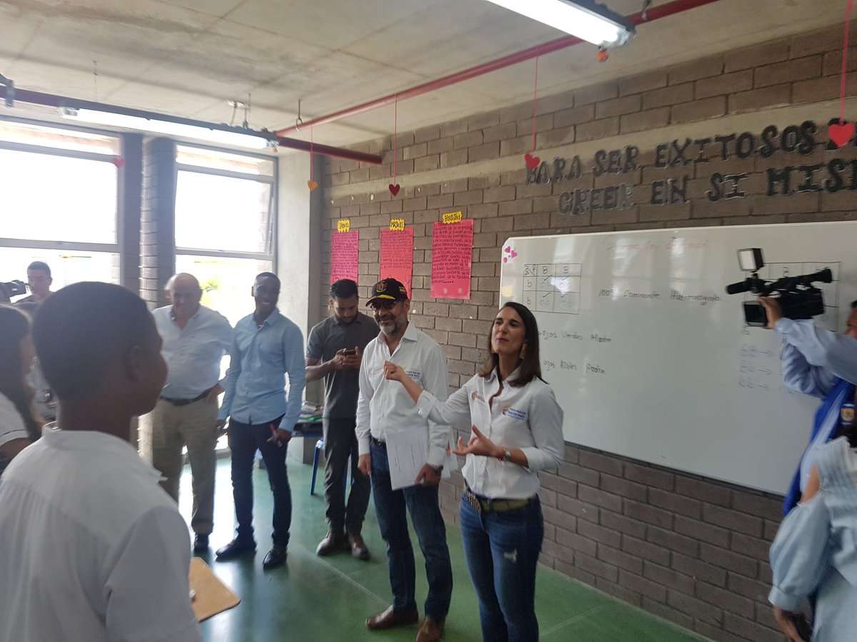 Mineducacion's tweet image. #AEstaHora la Ministra de Educación @YanethGiha hace entrega oficial del colegio Llano Verde en la Ciudad de Cali. #EducaciónParaElProgreso