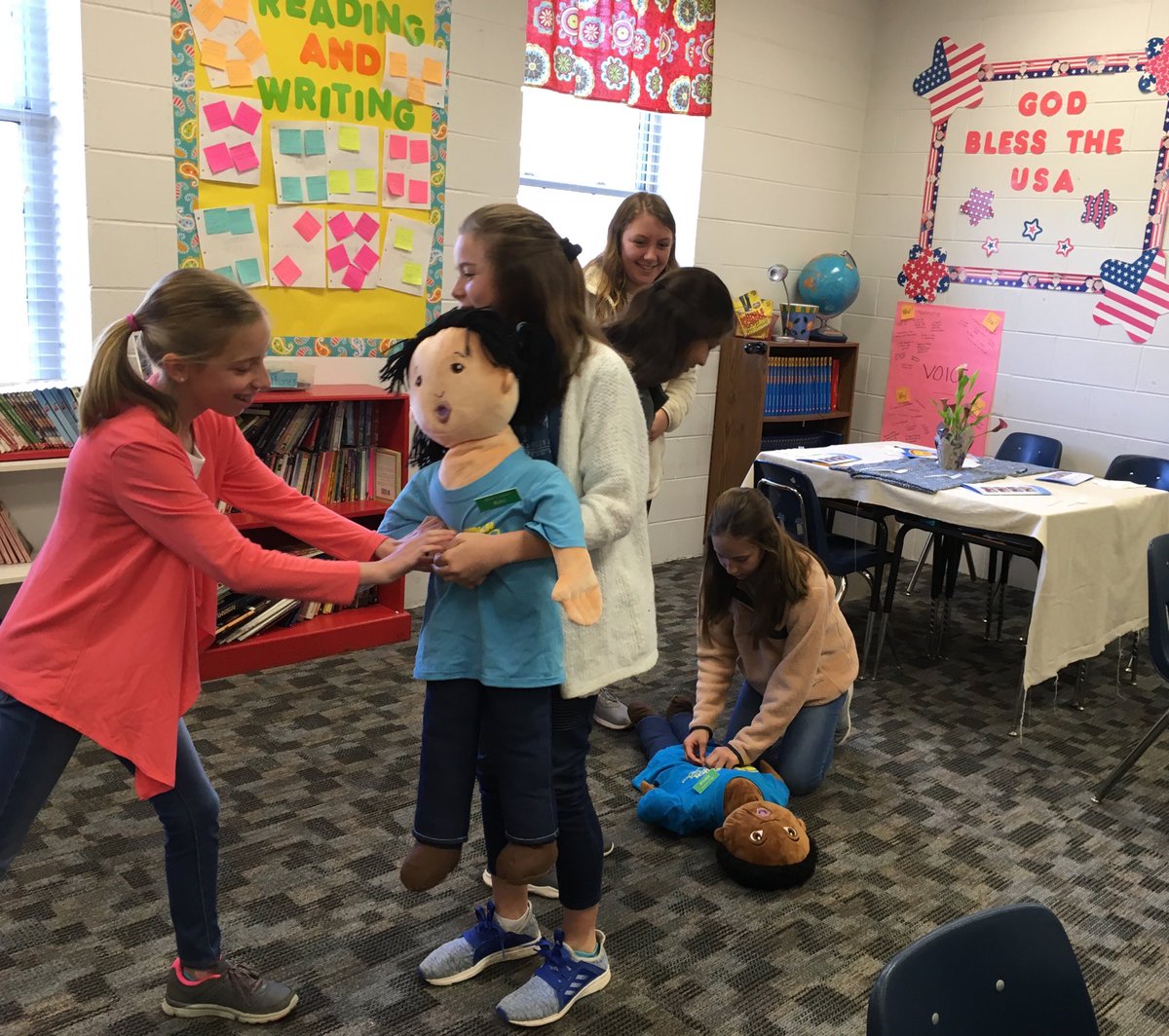 LeeScottGrade6's tweet photo. Learning how to administer the Heimlich in 4H class today. #savingliveslikeawarrior #heimlichheroes @LSAelementary @LeeScottAcademy https://t.co/tw4drFIsMG