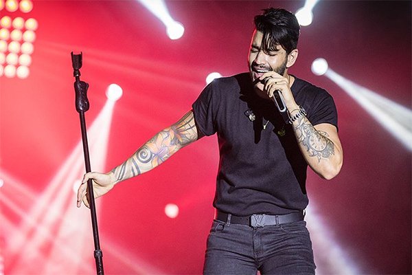 Cadê topete? Gusttavo Lima surpreende e aparece com 'franja emo' no Insta: goo.gl/B7j2iK